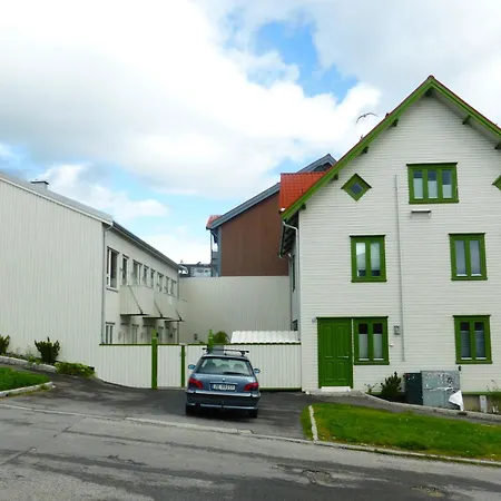 Modern In Center Apartment